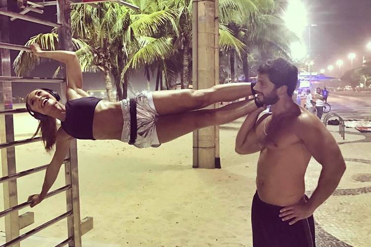 Sabrina Sato e Duda Nagle exibem corpos sarados em dia de treino na praia de Copacabana