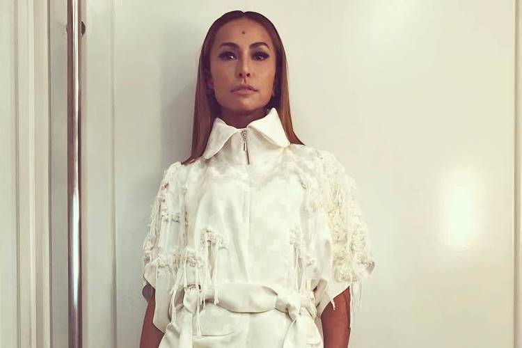 Sabrina Sato chama atenção com botas metalizadas e divide opinião dos internautas