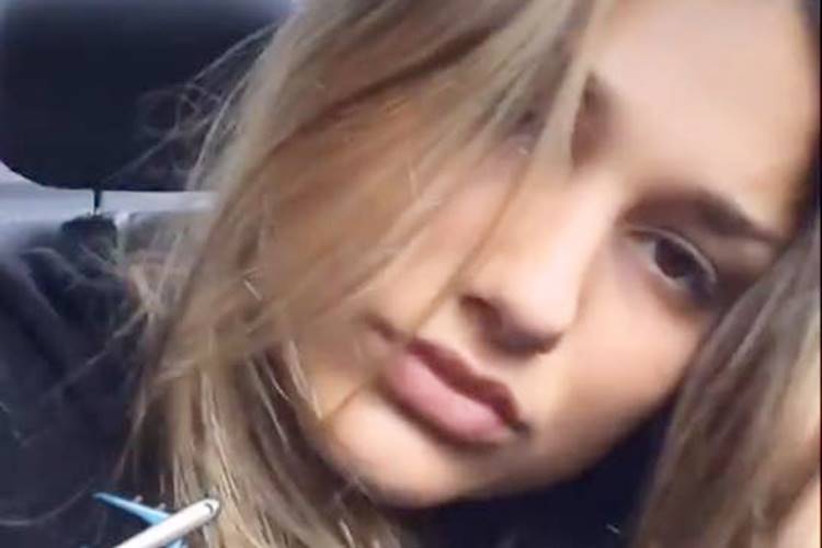 Após dias no Brasil, Sasha volta para Nova York e vai do aeroporto direto para aula