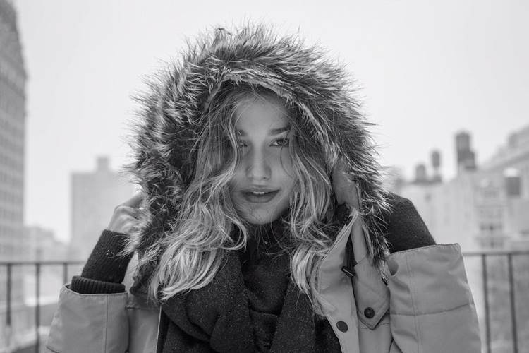 Sasha Meneghel arrasa e posa estilosa em look de inverno