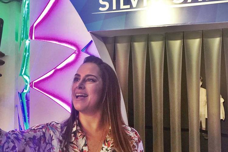 Silvia Abravanel visita exposição do pai Silvio Santos e registra diversão nas redes sociais