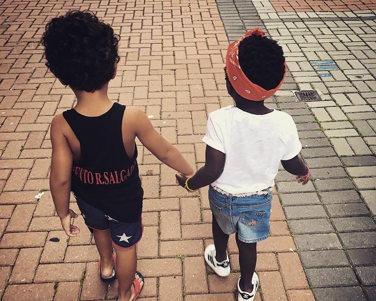 Bruno Gagliasso mostra Títi de mãos dadas com amiguinho