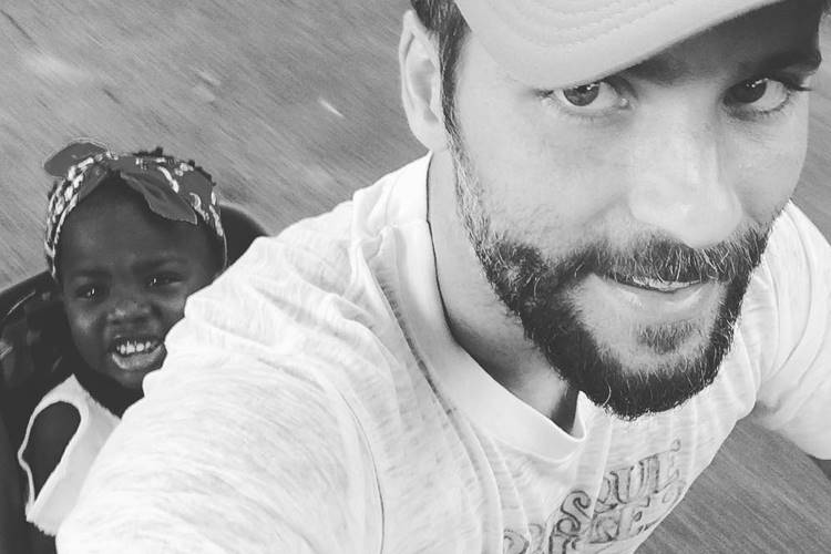 Bruno Gagliasso mostra passeio de bicicleta com Títi