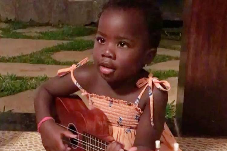 Giovanna Ewbank e Bruno Gagliasso mostram Títi tocando violão no Carnaval – Veja o vídeo!