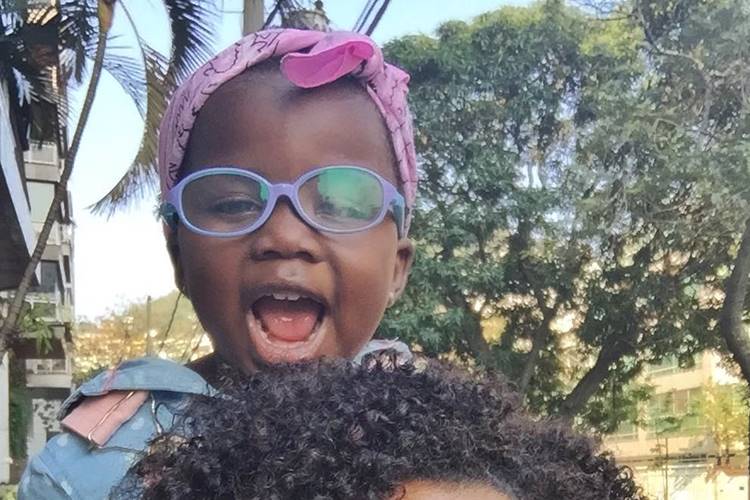 Títi aparece sorridente em foto com a madrinha, Cintia Rosa