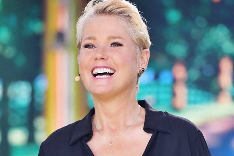 Xuxa fala sobre novas próteses de silicone e revela que eliminou 7kg com a ajuda de Sasha
