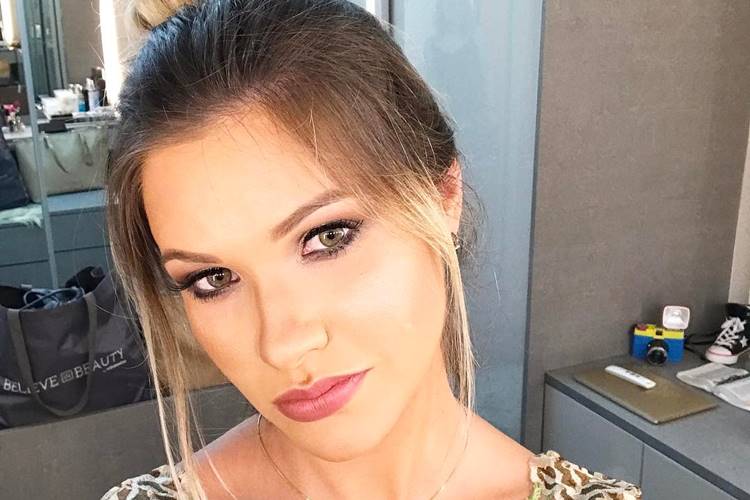 Grávida, Andressa Suita posa elegente em evento de moda