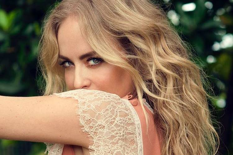 Angélica publica foto antiga e aparece de cabelo cacheado – Veja