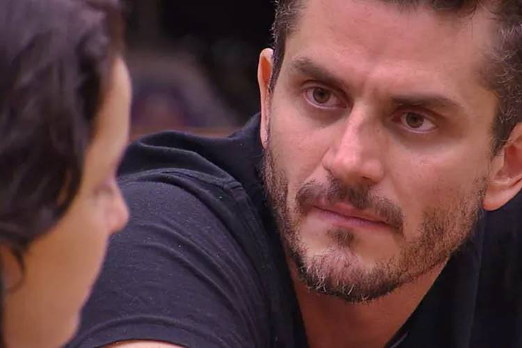 BBB17 - Marcos conversa com Emilly (Reprodução/TV Globo)