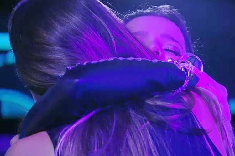 BBB17 - Vivian e Emilly se abraçam(Reprodução/TV Globo)