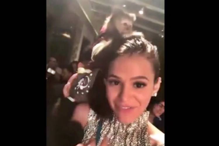 Macaco sobe em Bruna Marquezine e rouba a cena em evento – Confira!