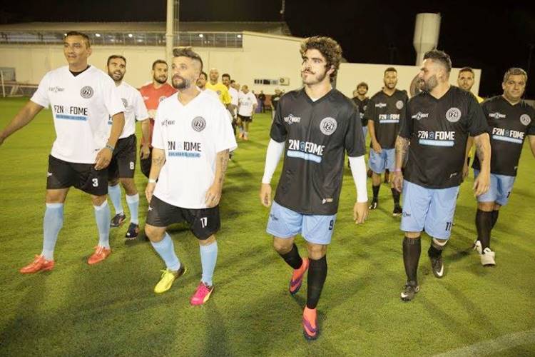 Bruno Gagliasso e Caio Castro participam de futebol beneficente