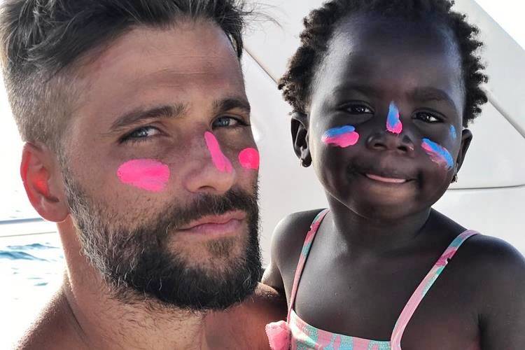 Bruno Gagliasso publica foto beijando Títi e se declara para Giovanna Ewbank