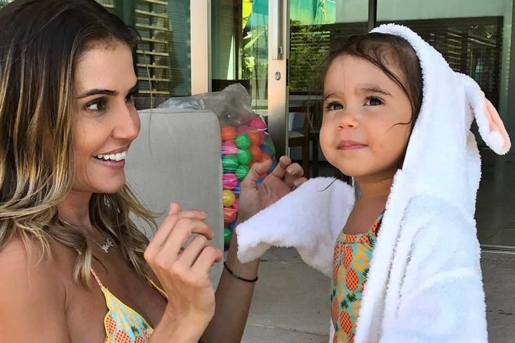 Deborah Secco mostra diversão de Maria Flor com tinta e comemora mais um mês de vida da herdeira