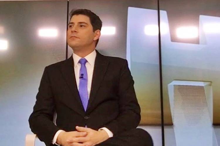 Evaristo Costa “reclama” de cancelamento de folga e agita a web