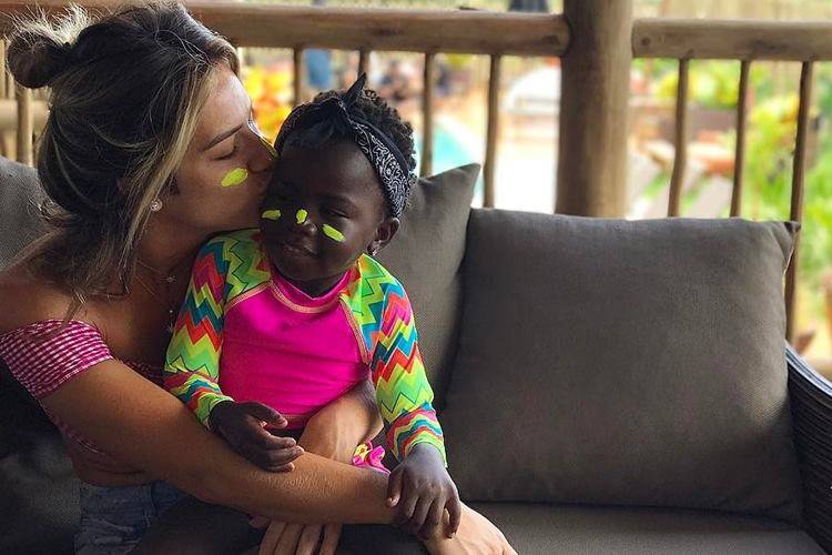 Giovanna Ewbank posta foto beijando Títi e conquista 370 mil curtidas