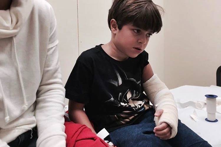 Juliana Paes mostra filho com braço engessado e brinca com a situação