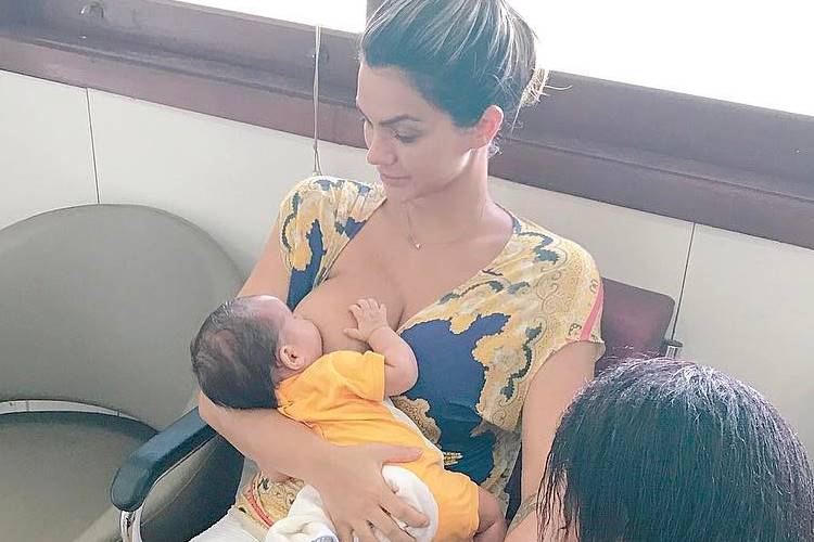 Kelly Key faz as unhas e amamenta o filho
