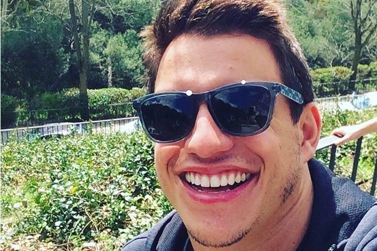 Ex-BBB Manoel publica foto com Vivian e fãs especulam namoro