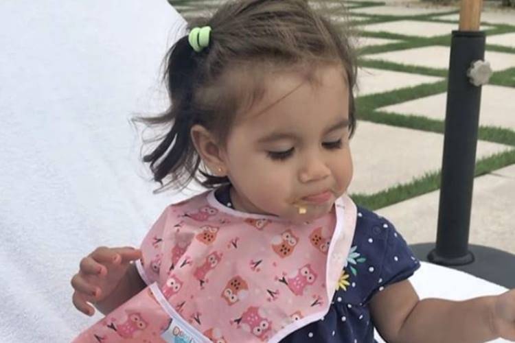 Deborah Secco publica vídeo de Maria Flor comendo sozinha – Veja!