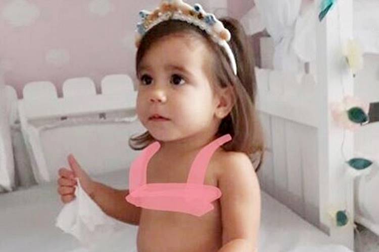 Deborah Secco publica foto de Maria Flor fantasiada de sereia