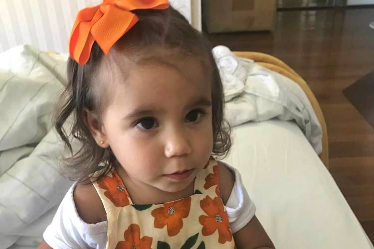 Deborah Secco mostra Maria Flor fazendo a unha