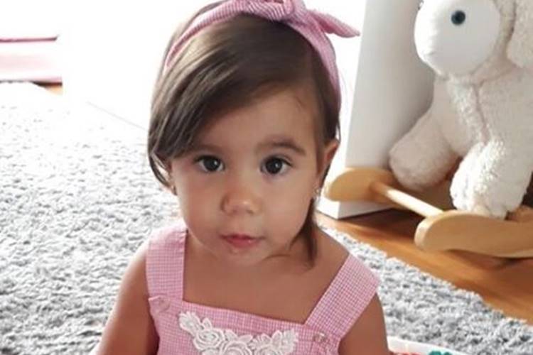 Deborah Secco posta foto de Maria Flor toda estilosa