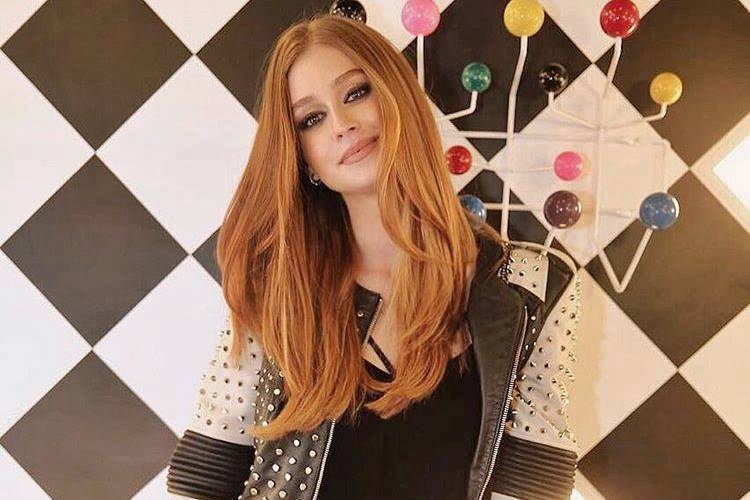 Marina Ruy Barbosa aparece de maiô decotado em foto sensual