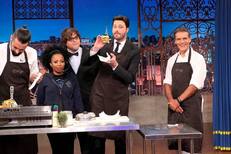 Mário Gomes prepara hambúrguer para Danilo Gentili