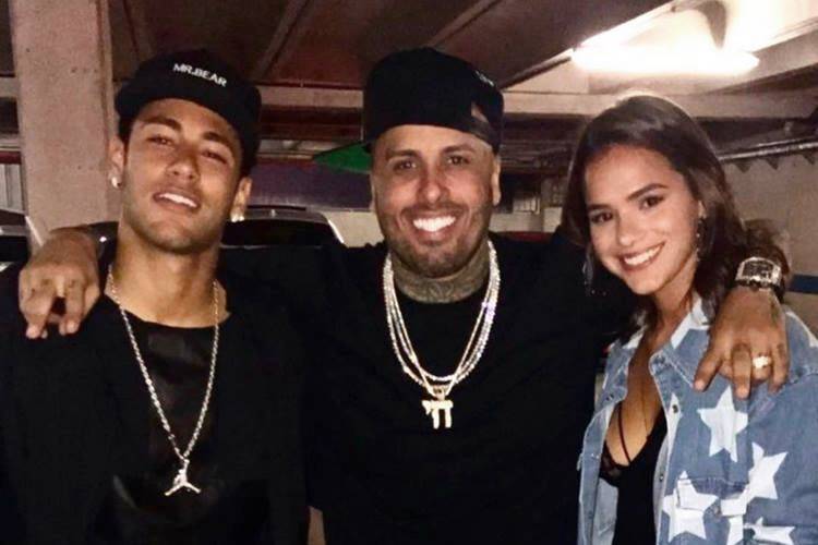 Bruna Marquezine e Neymar posam com cantor americano