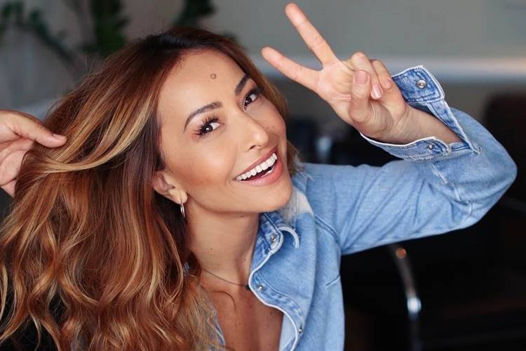 Sabrina Sato arremata foto com Kim Kardashian em leilão beneficente