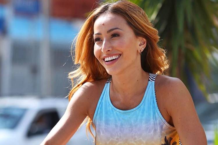 Sabrina Sato arranca suspiros de seguidores ao posar de biquíni branco