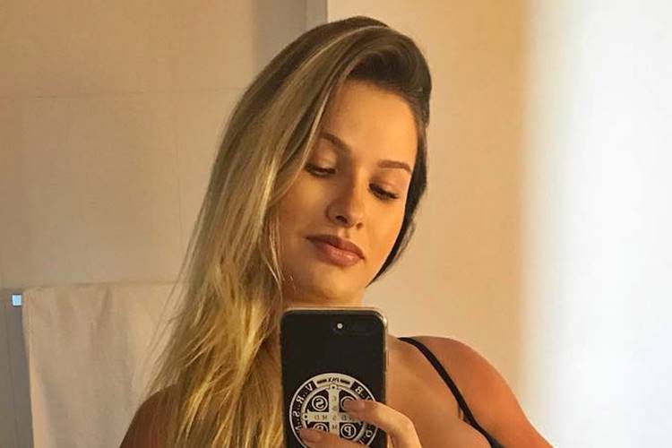 Na reta final da gravidez, Andressa Suita mostra suas curvas em foto de biquíni