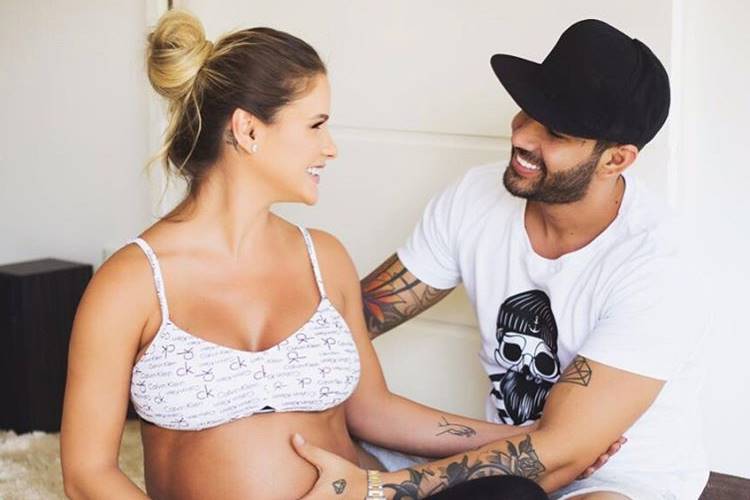 Gusttavo Lima acaricia barriga de Andressa Suita em foto publicada nas redes sociais