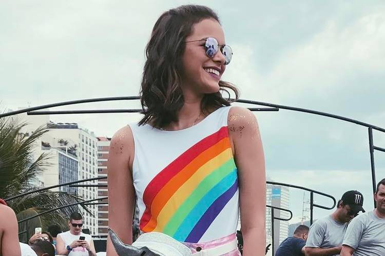 Bruna Marquezine deixa dieta de lado e ‘ataca’ fast food com Sasha Meneghel