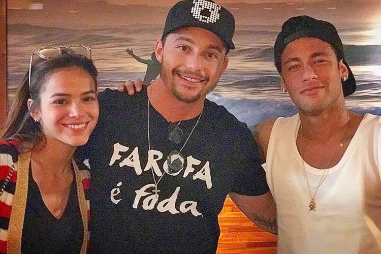 Após passar alguns dias com Sasha em Nova York, Bruna Marquezine desembarca na Espanha para visitar Neymar