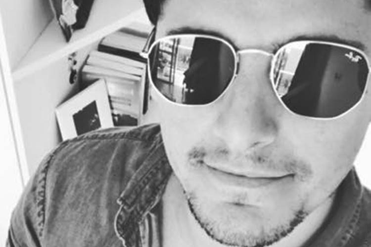 Sem Yanna Lavigne, Bruno Gissoni posa segurando Madalena no colo