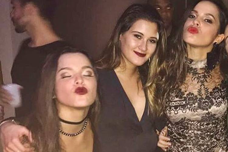Filha de Bonner e Fátima Bernardes volta a curtir noitada com Emilly e Mayla Araújo