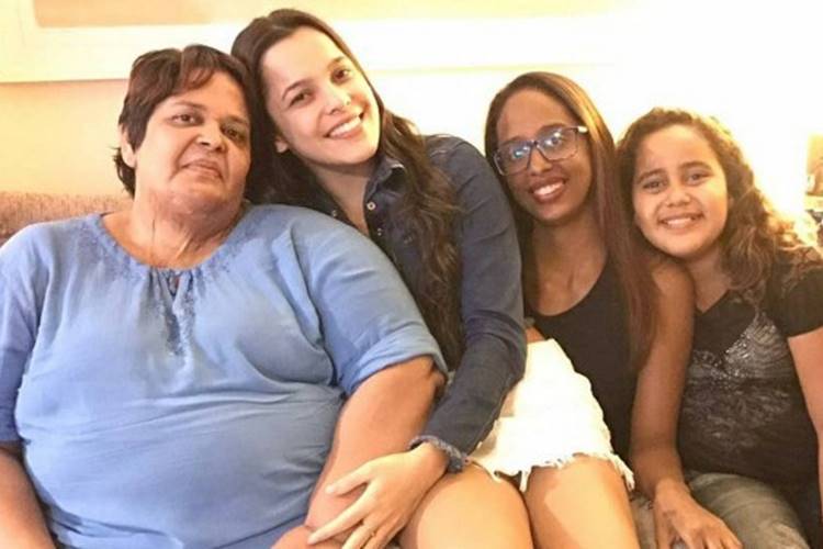 Emilly recebe fã que gastou R$ 1,2 mil para ela vencer o ‘BBB’