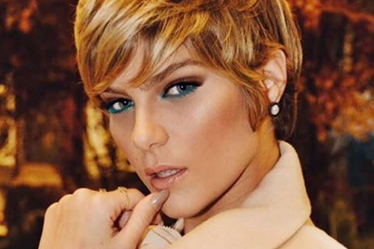 Isabella Santoni celebra 22 anos com festa surpresa preparada por fãs e familiares