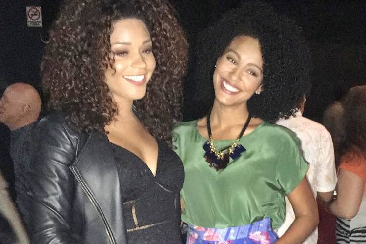 Grávidas, Juliana Alves e Sheron Menezzes posam juntas acariciando as barriguinhas