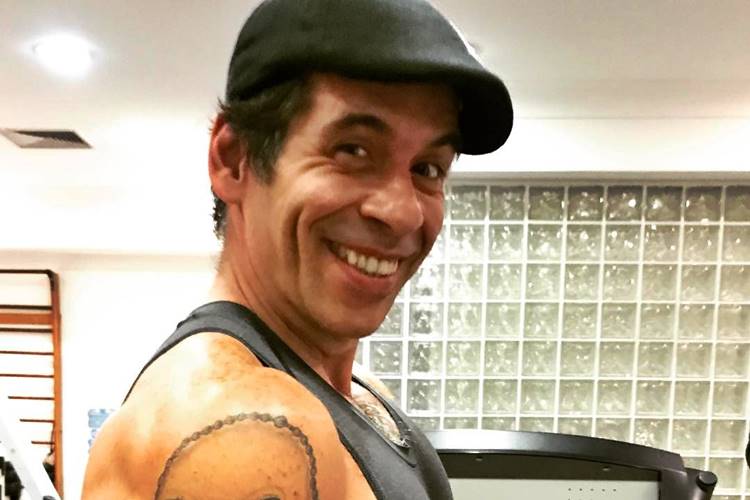 Leandro Hassum volta a impressionar ao exibir braços musculosos nas redes sociais