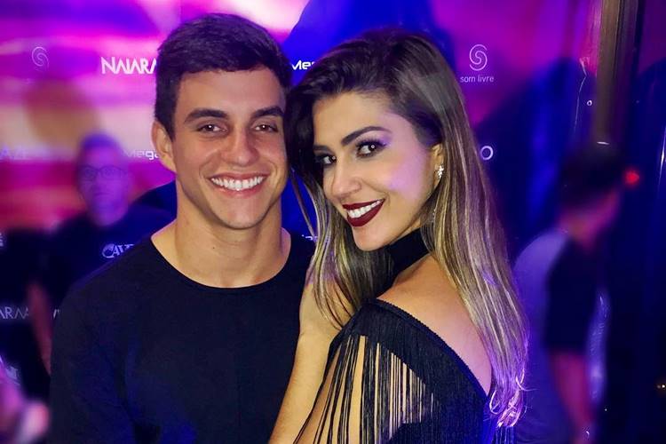 Ex-BBBs Vivian e Manoel curtem juntinhos gravação de DVD no Rio de Janeiro