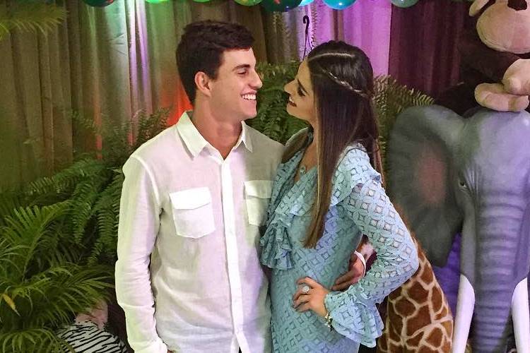 Manoel vai à festa do sobrinho de Vivian e fãs pedem para casal do “BBB 17” assumir namoro