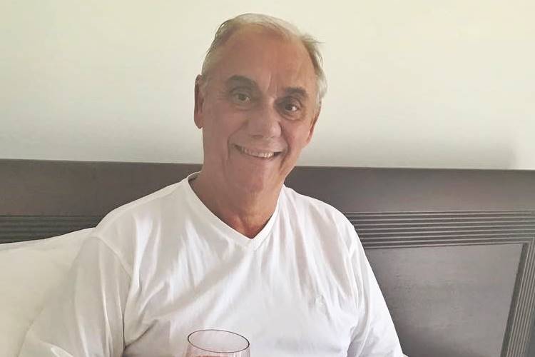 Marcelo Rezende publica foto sorridente após iniciar luta contra câncer