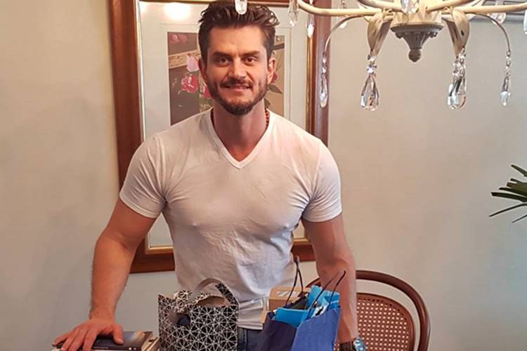 Marcos Harter publica foto com presentes e agradece fãs – Veja os mimos!