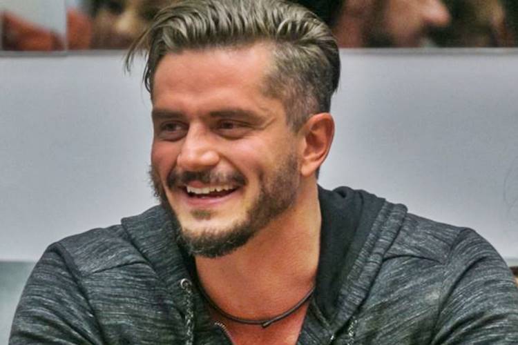 Marcos Harter desembarca em São Paulo e mostra presentes que recebeu de fãs