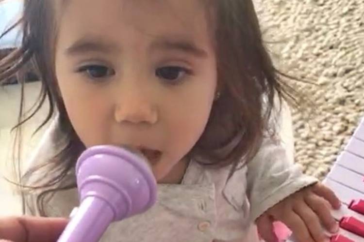 Maria Flor canta e toca piano em vídeo publicado por Deborah Secco