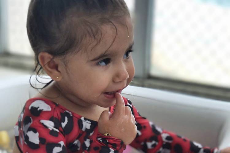 Deborah Secco registro banho de piscina de Maria Flor – Confira o show de fofura!