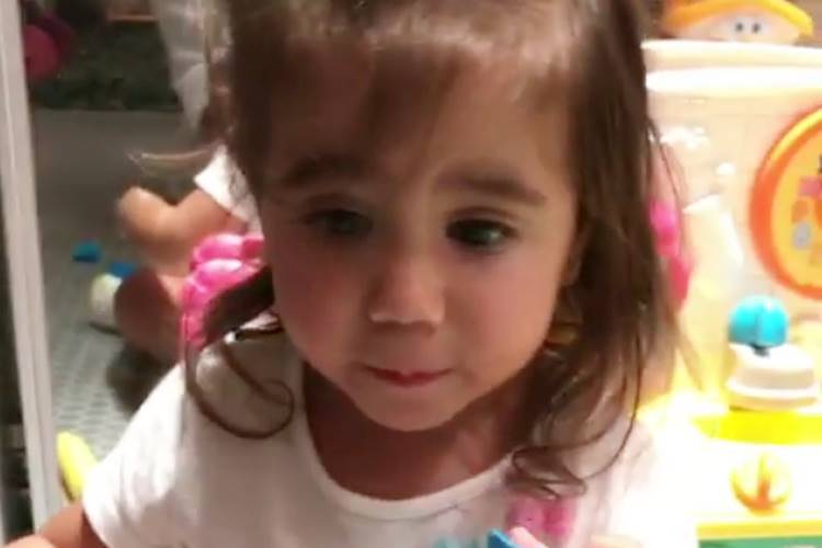 Deborah Secco posta vídeo da filha aprendendo as letrinhas – Confira!